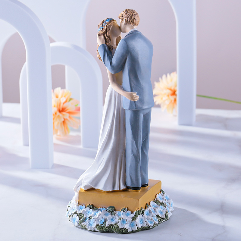 Custom resin casting lovely couple figurine for wedding party decoration cake to