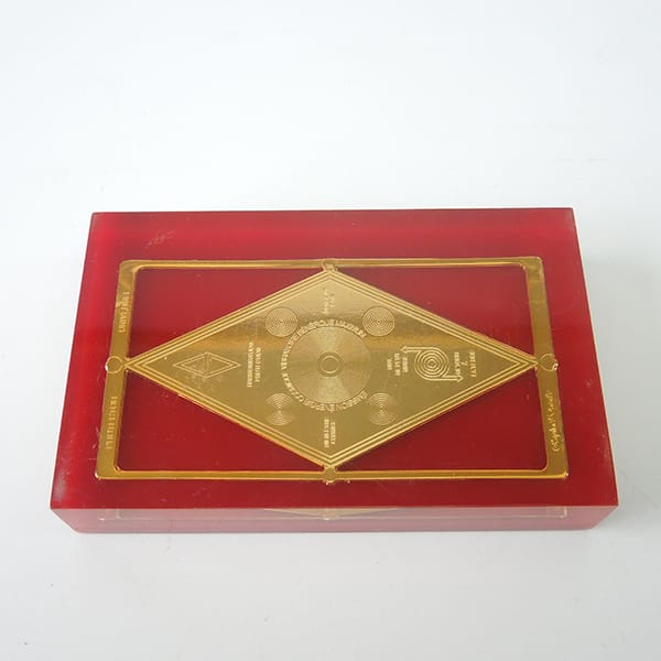 Golden Plate Embedded Clear Polyresin paperweight souvenirs